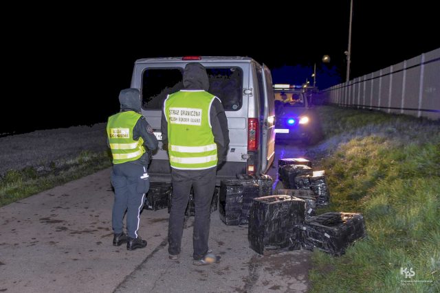 Przerzucali kontrabandę przez płot, wpadli na gorącym uczynku (zdjęcia)