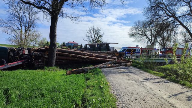 Droga krajowa nr 17 już przejezdna po zderzeniu ciągnika rolniczego z ciężarówką przewożącą drewno (zdjęcia)