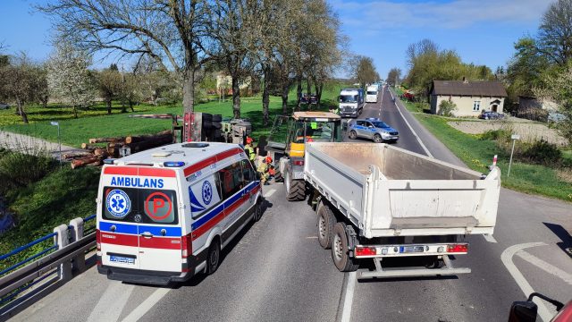 Droga krajowa nr 17 już przejezdna po zderzeniu ciągnika rolniczego z ciężarówką przewożącą drewno (zdjęcia)