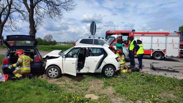 Zderzenie dwóch pojazdów na drodze krajowej nr 17. Wprowadzono ruch wahadłowy (zdjęcia)