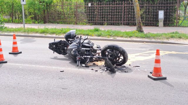 Zderzenie motocykla z pojazdem osobowym. Kierujący jednośladem trafił do szpitala (zdjęcia)
