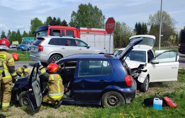 Zderzenie dwóch pojazdów na drodze krajowej nr 17. Wprowadzono ruch wahadłowy (zdjęcia)