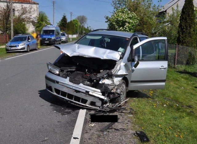 Zasnęła, zjechała na pobocze i uderzyła w zaparkowany pojazd. Dwie osoby w szpitalu (zdjęcia)