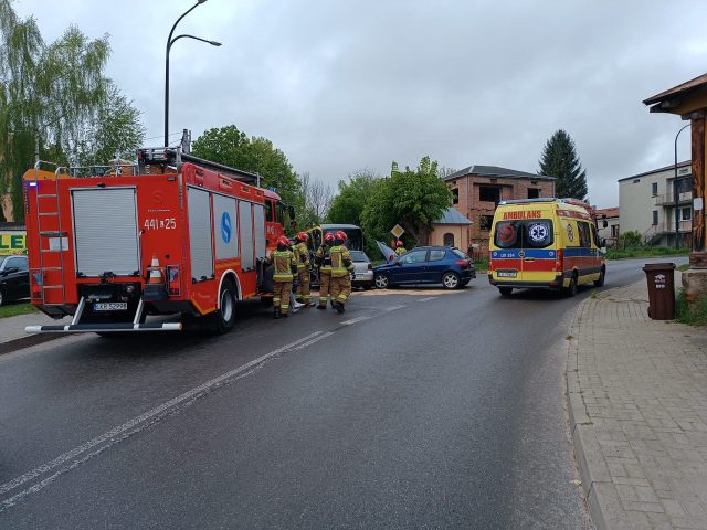 Jedna osoba w szpitalu po zderzeniu trzech pojazdów na skrzyżowaniu (zdjęcia)