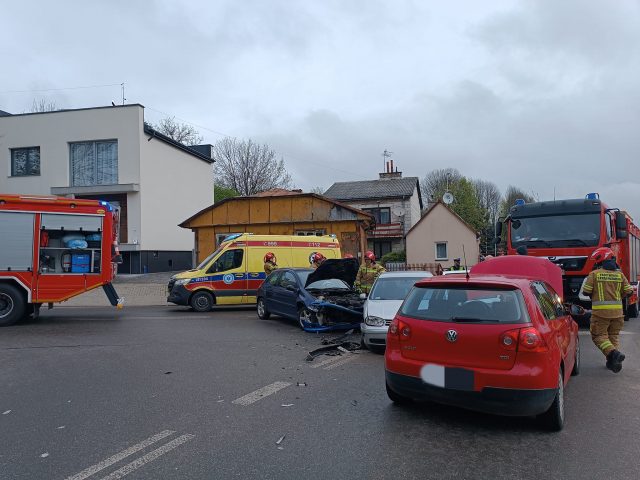 Jedna osoba w szpitalu po zderzeniu trzech pojazdów na skrzyżowaniu (zdjęcia)