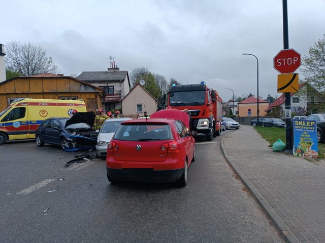 Jedna osoba w szpitalu po zderzeniu trzech pojazdów na skrzyżowaniu (zdjęcia)