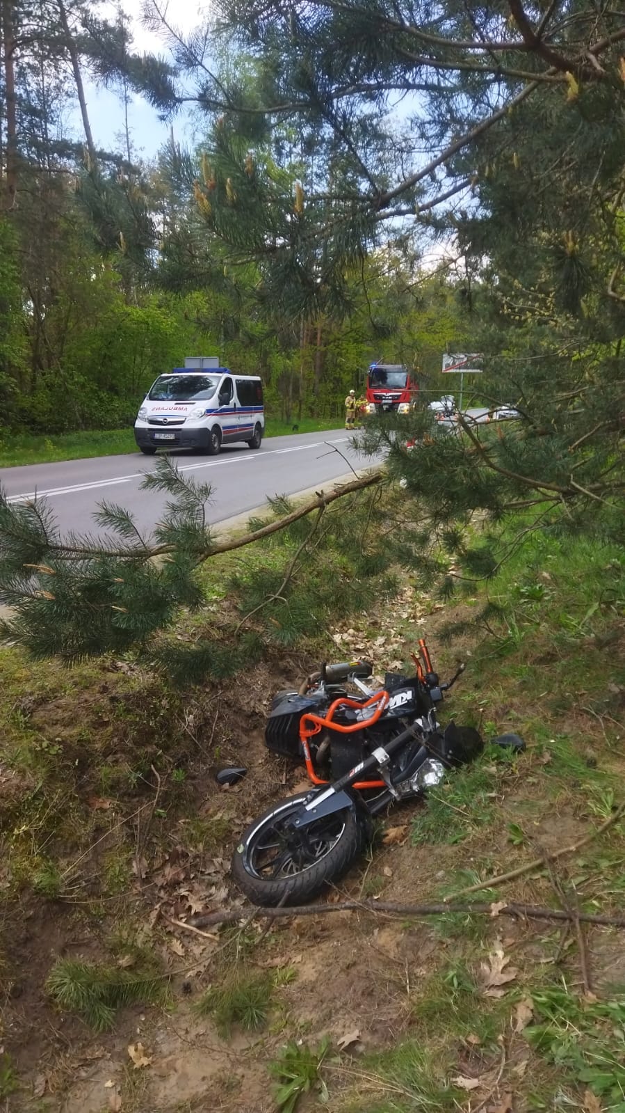 Tragiczny wypadek motocyklisty. Zjechał z drogi i uderzył w drzewo (zdjęcia)