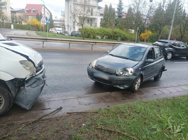 Poranne zderzenie pojazdów na al. Kraśnickiej. Jedna osoba w szpitalu (zdjęcia)