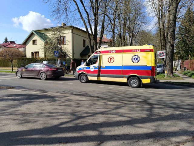 Zderzenie auta osobowego z rowerzystą w Lublinie. Na miejscu pracują służby ratunkowe (zdjęcia)