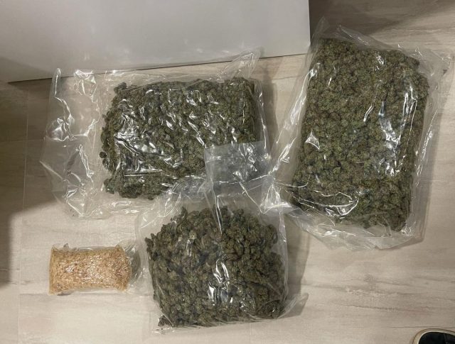 Blisko 4 kg narkotyków i broń palna w mieszkaniu 31-latka (zdjęcia)