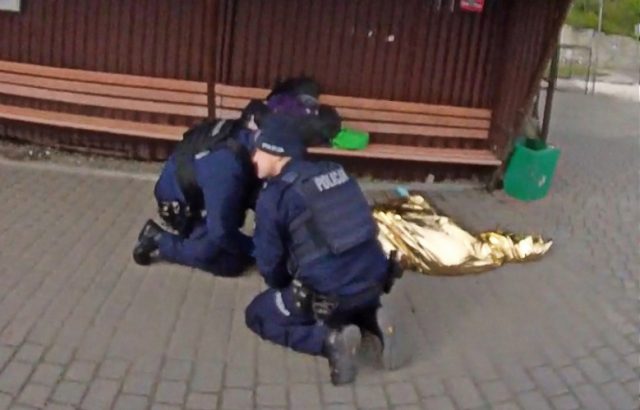 Nikt nie interesował się leżącą kobietą. Uratowali ją policjanci (wideo)