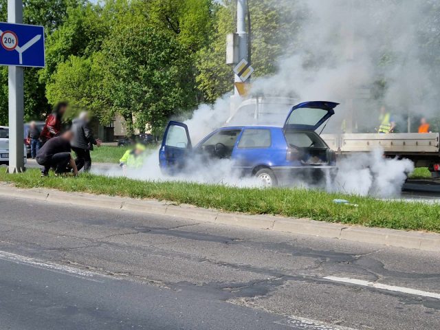 Pożar auta na terenie Lublina. Na pomoc ruszyli świadkowie, dzięki nim pojazd nie spłonął (zdjęcia, wideo)