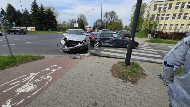 Zderzenie trzech pojazdów na skrzyżowaniu w Lublinie. Są duże utrudnienia w ruchu (zdjęcia)