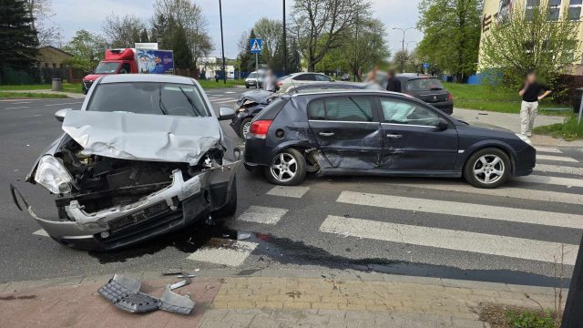 Zderzenie trzech pojazdów na skrzyżowaniu w Lublinie. Są duże utrudnienia w ruchu (zdjęcia)