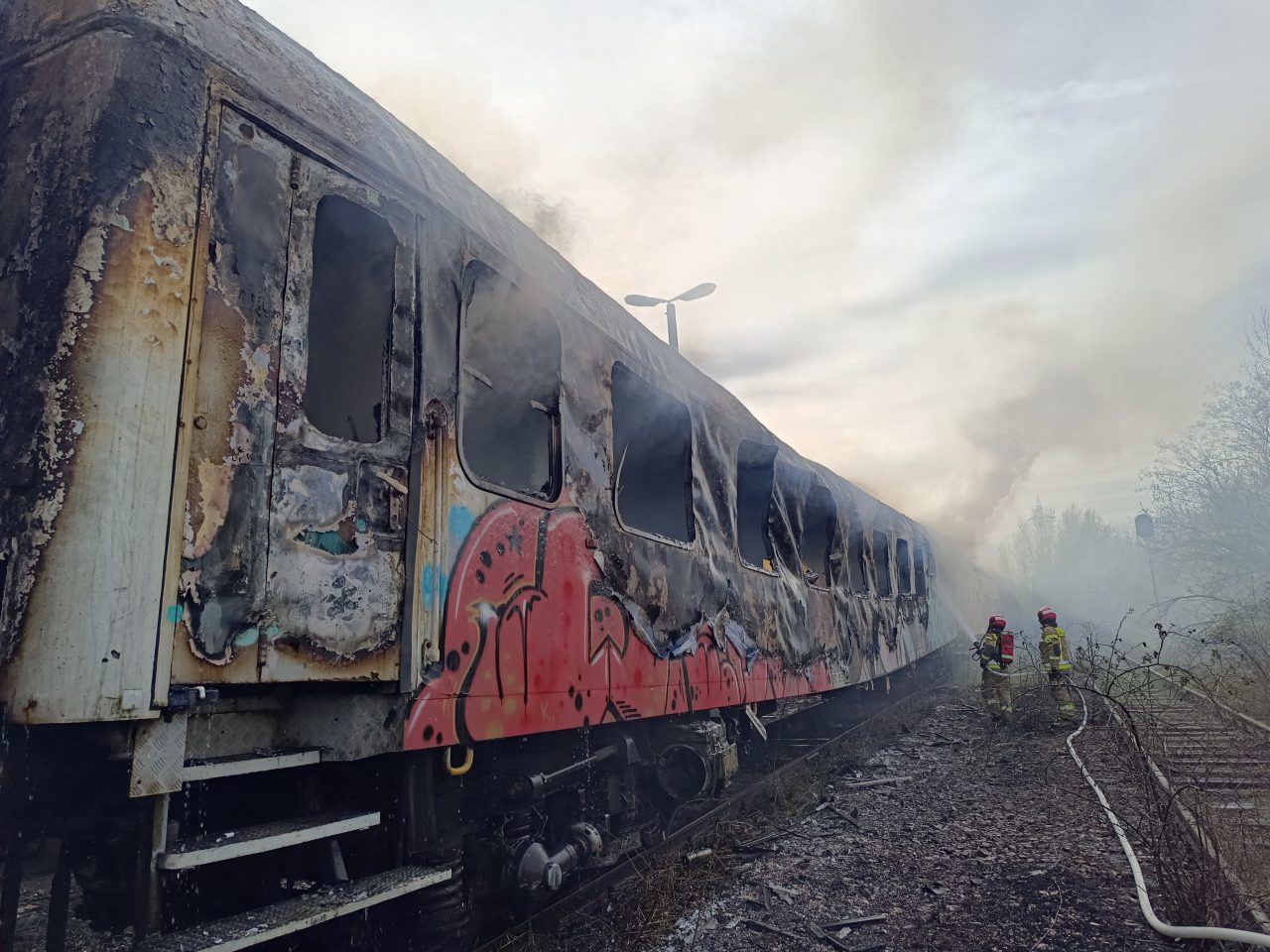 Wagony kolejowe stanęły w płomieniach. Dym widać było z wielu kilometrów (zdjęcia)