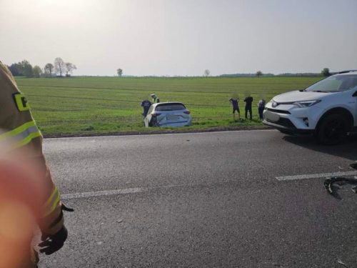 Zderzenie dwóch aut na drodze krajowej. Występują utrudnienia w ruchu (zdjęcia)