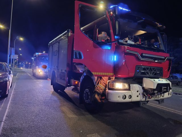 Zgubiony telefon powiadomił służby ratunkowe o wypadku. Strażacy znaleźli go na jezdni (zdjęcia) 