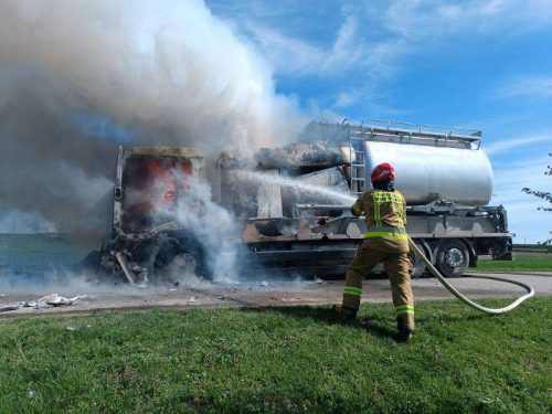 Ciężarówka w ogniu. Ogromne straty po pożarze (zdjęcia)