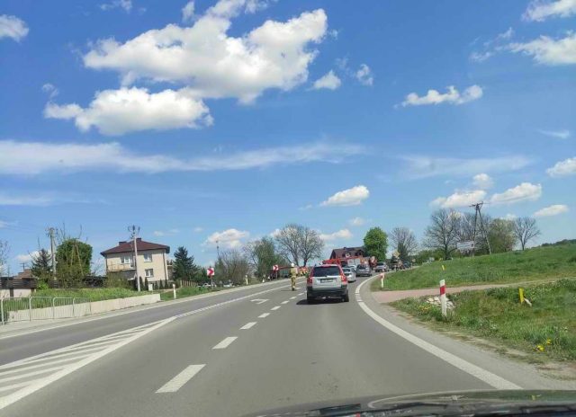 Dachowanie pojazdu osobowego na trasie Lublin – Łęczna. Są utrudnienia w ruchu (zdjęcia)