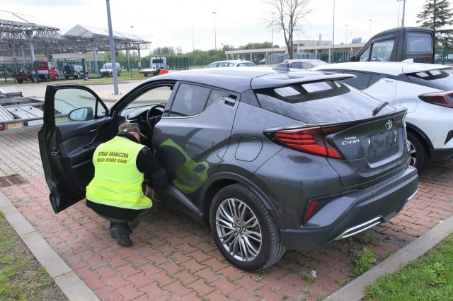Toyota poszukiwana w Holandii została odzyskana w Zosinie. Jechała na lawecie, na Ukrainę (zdjęcia)