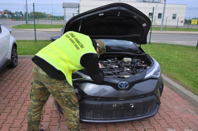 Toyota poszukiwana w Holandii została odzyskana w Zosinie. Jechała na lawecie, na Ukrainę (zdjęcia)