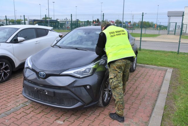 Toyota poszukiwana w Holandii została odzyskana w Zosinie. Jechała na lawecie, na Ukrainę (zdjęcia)