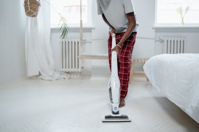 Jak kompleksowo zadbać o czystość podłogi w domu?