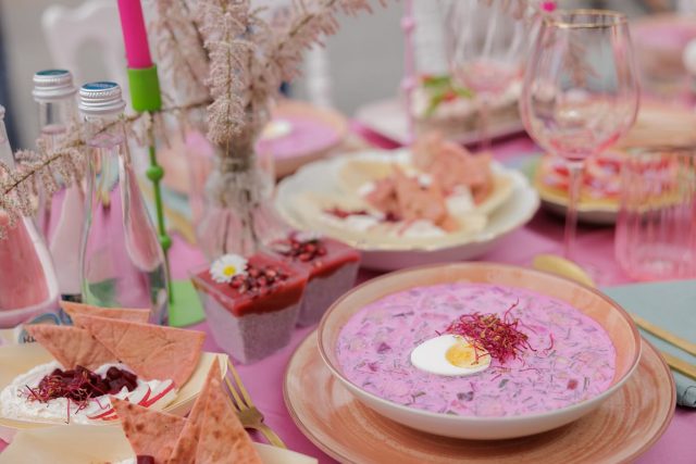 Dzień Chłodnika na placu Litewskim. Był różowy stół i dania z burakiem w roli głównej (zdjęcia)