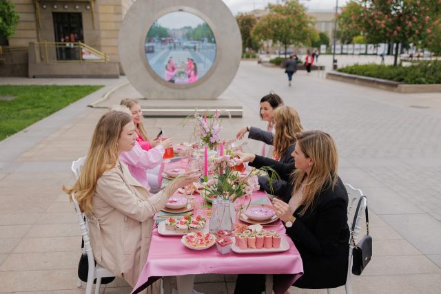 Dzień Chłodnika na placu Litewskim. Był różowy stół i dania z burakiem w roli głównej (zdjęcia)