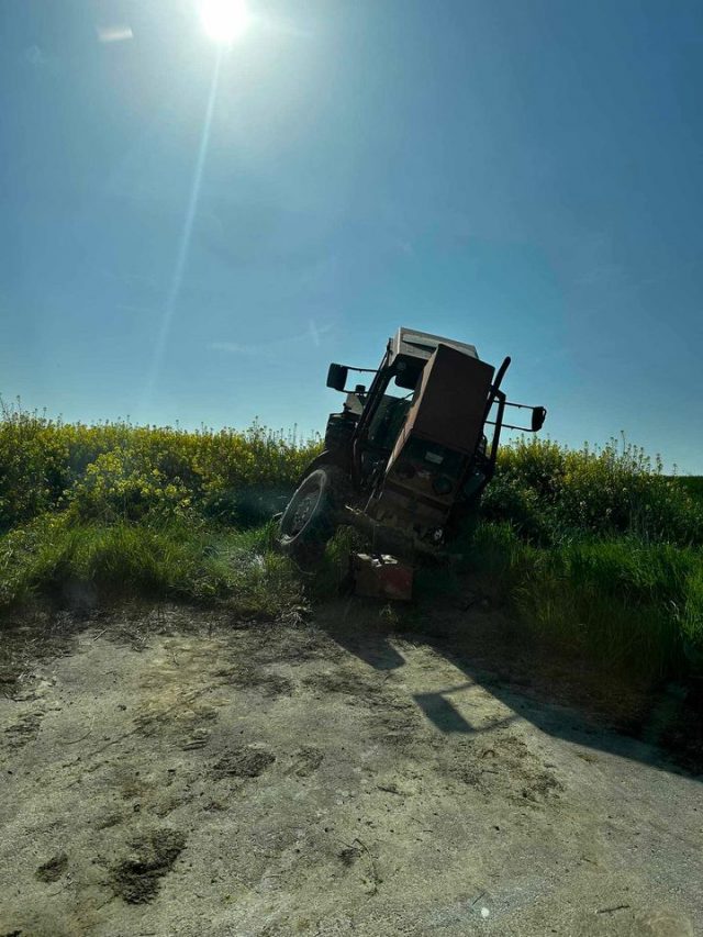 Zderzenie ciągnika rolniczego z renaultem. Dwie osoby z traktora trafiły do szpitala (zdjęcia)
