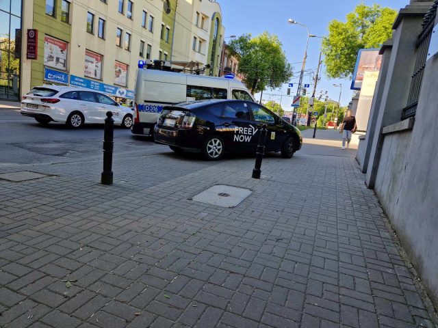 Wjechał w dwa auta i zaczął uciekać, wpadł po pościgu. Kierowca toyoty jeździł bez uprawnień (zdjęcia)