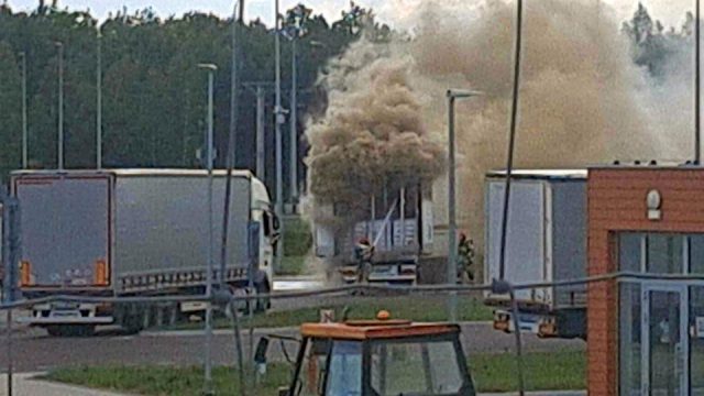 Pożar ciężarówki na MOP-ie. Z ogniem walczyły dwa zastępy strażaków (zdjęcia, wideo)