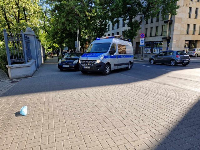 Wjechał w dwa auta i zaczął uciekać, wpadł po pościgu. Kierowca toyoty jeździł bez uprawnień (zdjęcia)