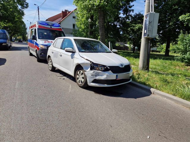 Wyjeżdżał z bocznej uliczki. Nie ustąpił pierwszeństwa przejazdu, doprowadził do zderzenia ze skodą (zdjęcia)