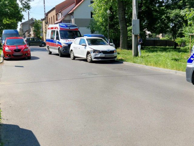 Wyjeżdżał z bocznej uliczki. Nie ustąpił pierwszeństwa przejazdu, doprowadził do zderzenia ze skodą (zdjęcia)