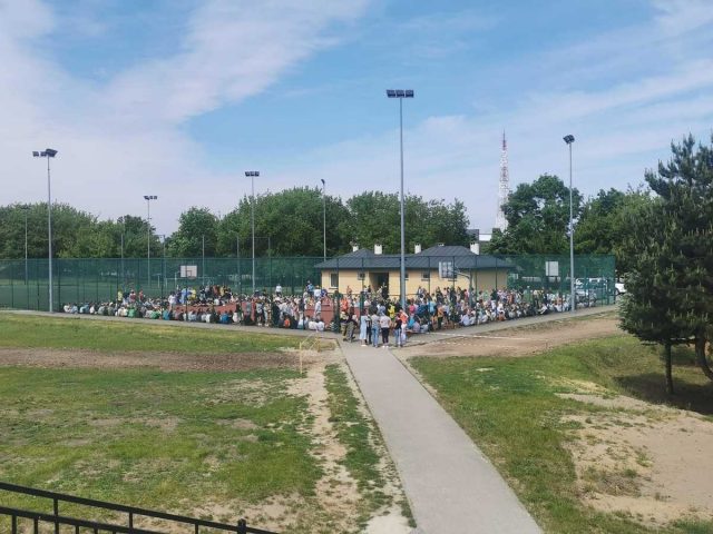 Uczeń przyszedł do szkoły z granatem. Placówka została ewakuowana, na miejsce jadą antyterroryści (zdjęcia)