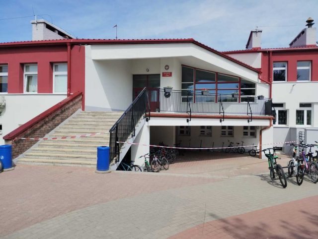 Uczeń przyszedł do szkoły z granatem. Placówka została ewakuowana, na miejsce jadą antyterroryści (zdjęcia)