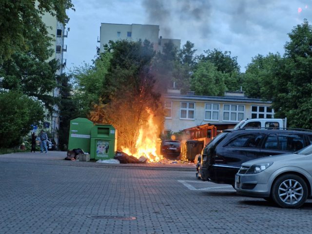 Poranny pożar kontenerów ze śmieciami w Lublinie. Interweniowali strażacy (wideo)