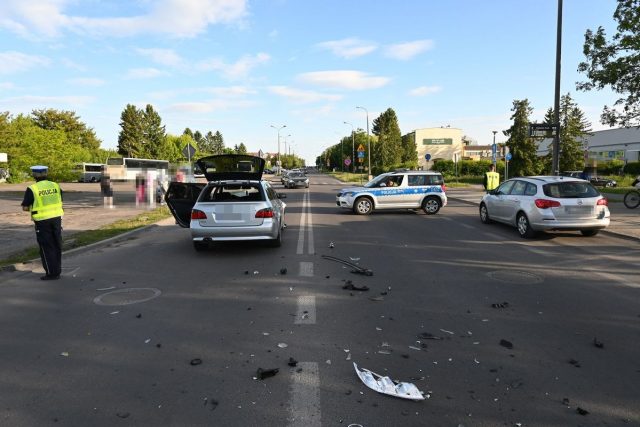 71-latek nie ustąpił pierwszeństwa i doprowadził do zderzenia z BMW (zdjęcia)