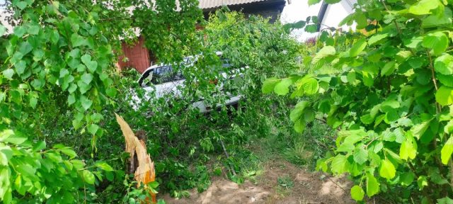 Pijany wjechał jeepem w dom. Oddalił się z miejsca zdarzenia, ale wrócił (zdjęcia)