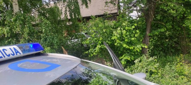 Pijany wjechał jeepem w dom. Oddalił się z miejsca zdarzenia, ale wrócił (zdjęcia)