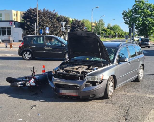 Motorowerzysta z poważnymi obrażeniami ciała po zderzeniu z volvo (zdjęcia)