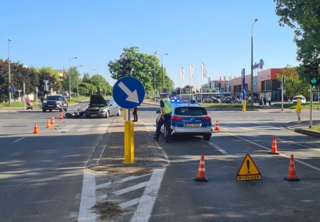 Motorowerzysta z poważnymi obrażeniami ciała po zderzeniu z volvo (zdjęcia)
