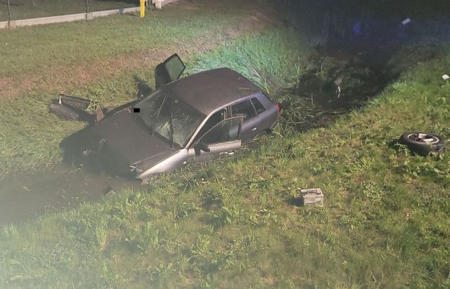 „Zanurkował” audi w rowie z wodą. Miał 2 promile (zdjęcia)