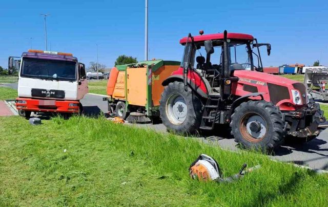 Nieszczęśliwy wypadek w trakcie sprzątania drogi. Po reanimacji mężczyzna trafił do szpitala (zdjęcia)