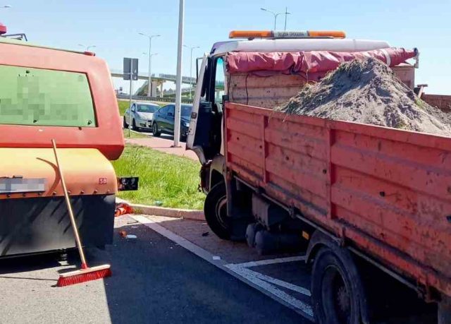 Nieszczęśliwy wypadek w trakcie sprzątania drogi. Po reanimacji mężczyzna trafił do szpitala (zdjęcia)