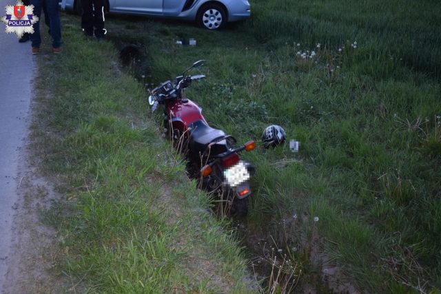 35-latek bez uprawnień zakończył jazdę motocyklem w rowie. Trafił do szpitala (zdjęcia)