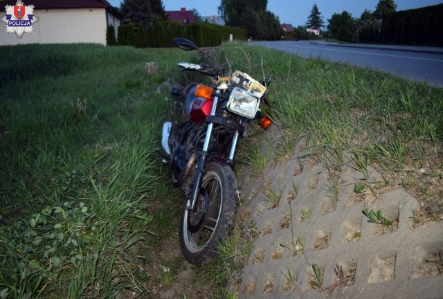 35-latek bez uprawnień zakończył jazdę motocyklem w rowie. Trafił do szpitala (zdjęcia)