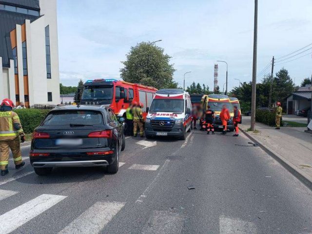 Zderzenie dwóch pojazdów w Kraśniku. Trzy osoby poszkodowane, w tym dziecko (zdjęcia)