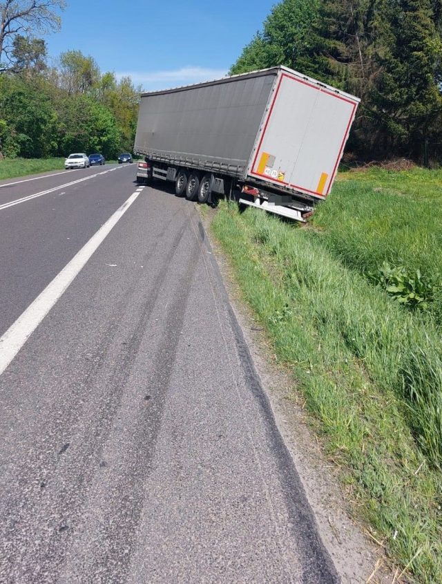 Zderzenie ciężarówki z osobówką na drodze krajowej nr 17. Są utrudnienia w ruchu (zdjęcia)
